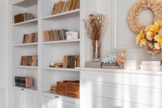Bibliothèque de salon : comment bien la choisir pour structurer l'espace ?