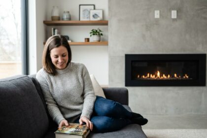 Femme lisant un livre dans un salon moderne et cosy