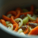 Zoom sur des asticots dans une poubelle de cuisine